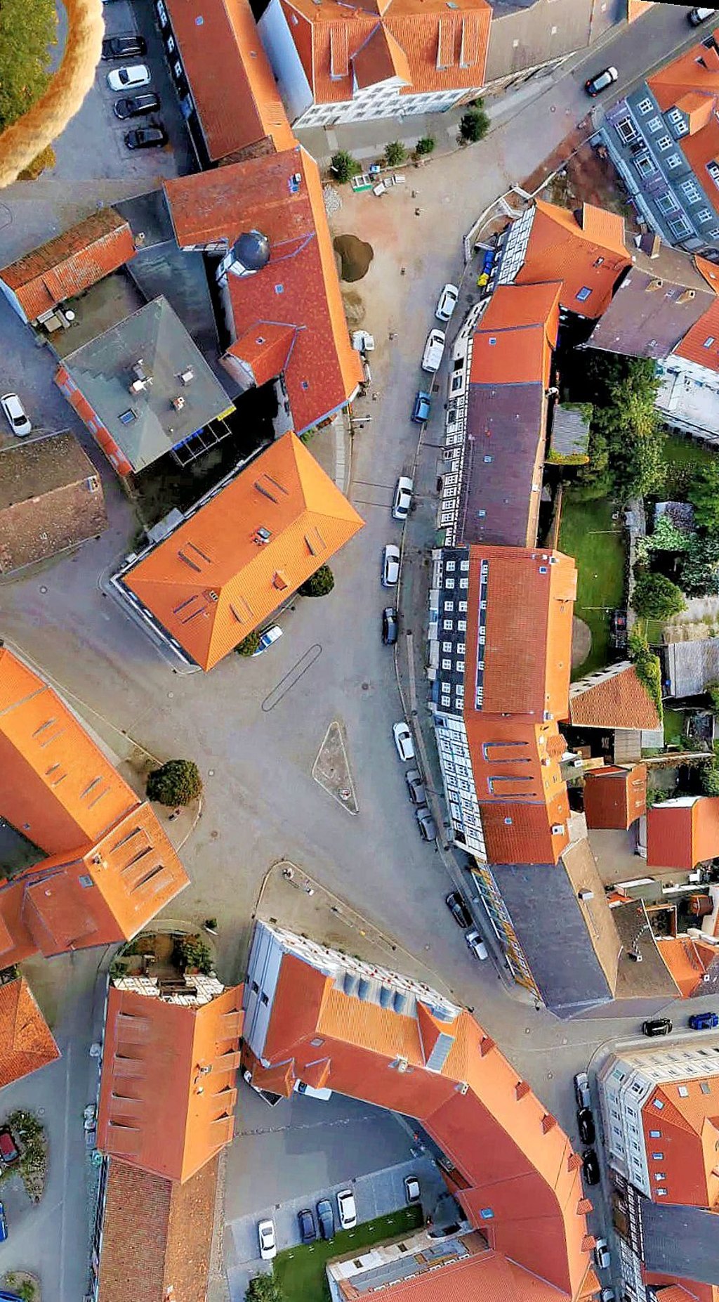 Viel Platz für Autos, wenig für Fußgänger, das ist die aktuelle Situation des Osterwiecker Marktplatzes. Zur Orientierung: in der Mitte das Polizeigebäude, links daneben das Museum sowie rechts das Rathaus.