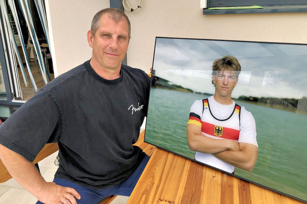 Enrico Aderhold mit einem Foto, das seinen Sohn Alex im Trikot der Junioren-Nationalmannschaft zeigt.
