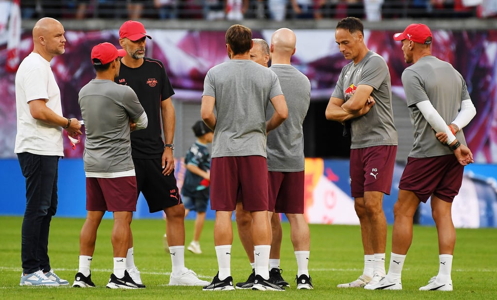Der Trainerstab von RB Leipzig mit Sportchef Rouven Schröder (l.) und Trainer Marco Rose