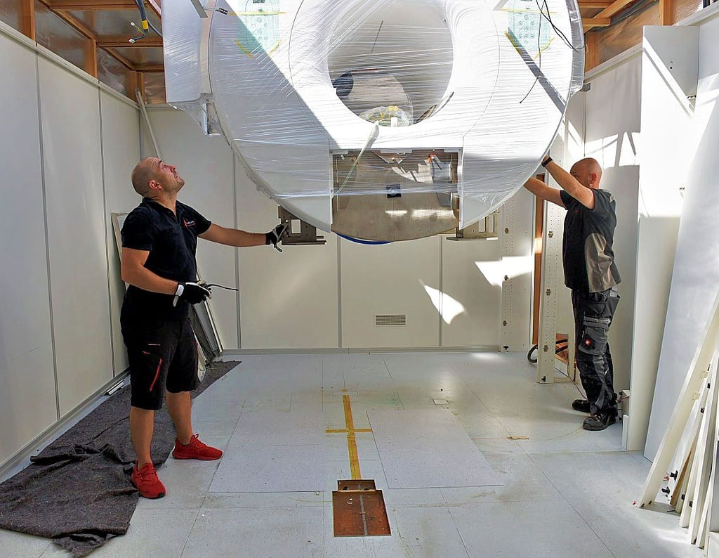 Mit Hilfe eines Krans und einer Spezialfirma wurde erst das alte MRT-Gerät aus dem Gebäude gehoben und dann das neue (Foto) eingesetzt. Auch im Inneren der Praxis ist Genauigkeit und Millimeterarbeit gefragt.