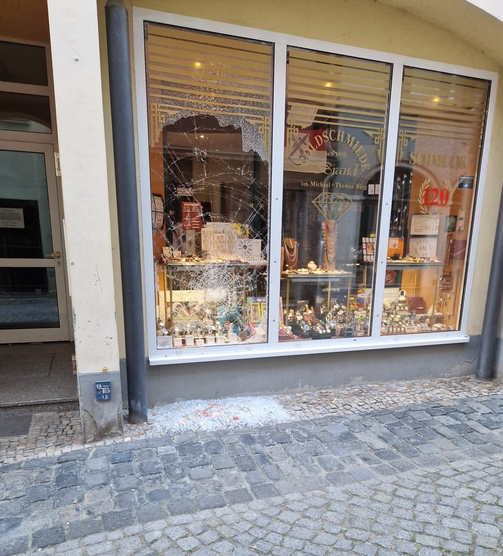 Die zerstörte Schaufensterscheibe des Juweliergeschäfts in der Innenstadt von Naumburg.