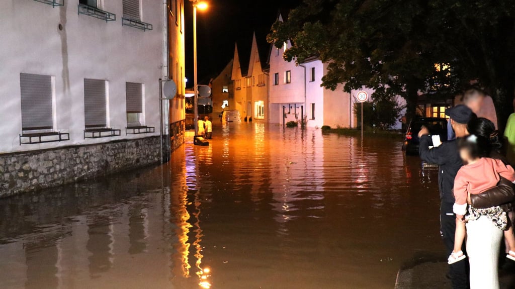 Hochwasser überflutet im Landkreis Karlsruhe eine Straße.