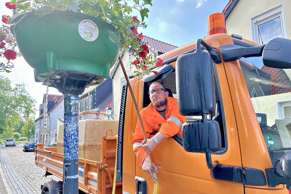 Auch die mehr als 80 Blumenampeln auf der ehemaligen Laga-Strecke in Burg müssen regelmäßig von Mitarbeitern des Bauhofes bewässert werden.