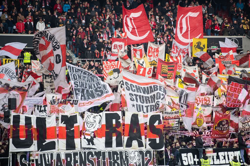 Die Fans des VfB Stuttgart üben Kritik am Supercup.