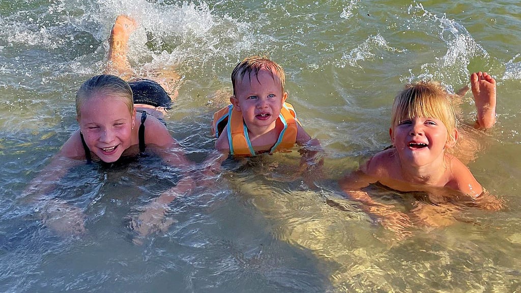 Melinda, Finnley und Allison aus Wusterwitz geben dem Zabakucker Kiessee fürs Baden den Vorzug, obwohl sie in ihrem Heimatort einen See vor der Haustür haben. In Zabakuck sei die Wasserqualität besser, sagen die Eltern.