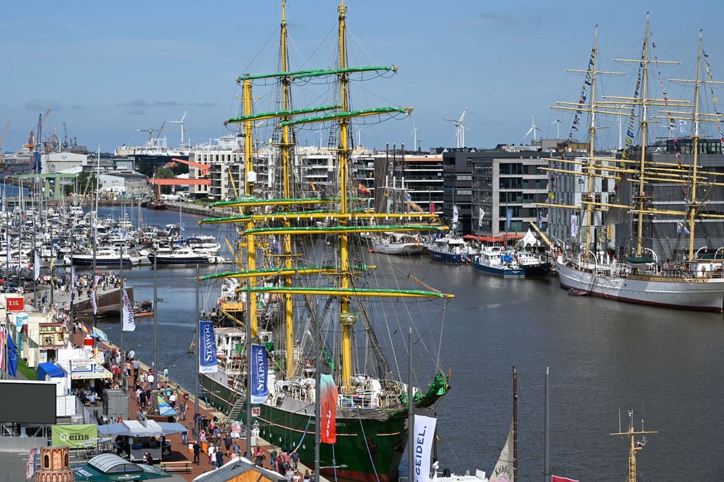 Besucherinnen und Besucher können zahlreiche Schiffe wie beispielsweise das Segelschulschiff „Alexander von Humboldt II“ besichtigen. (Archivbild)
