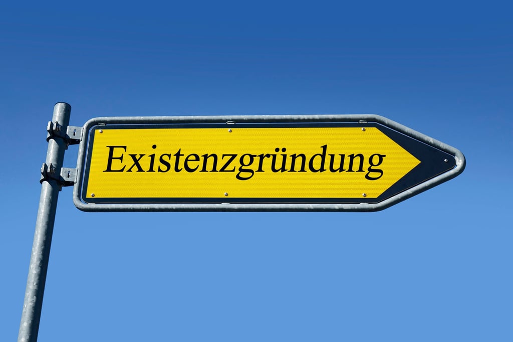 Eine Gründerberaterin steht angehenden Unternehmern zur Seite.