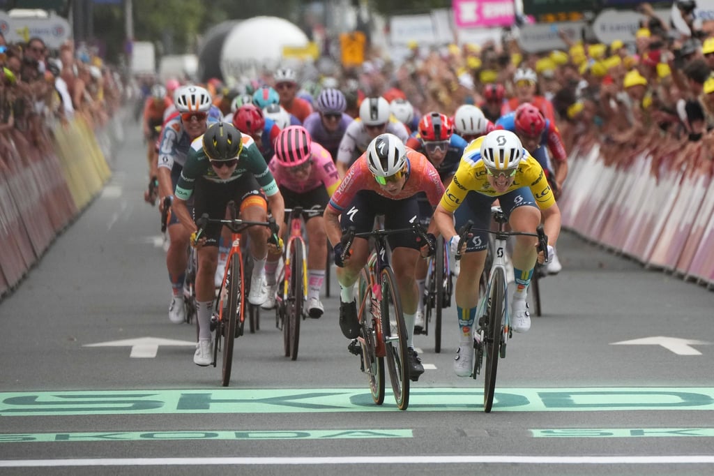Die Niederländerin Charlotte Kool (r) bei ihrem Sieg auf der zweiten Etappe.