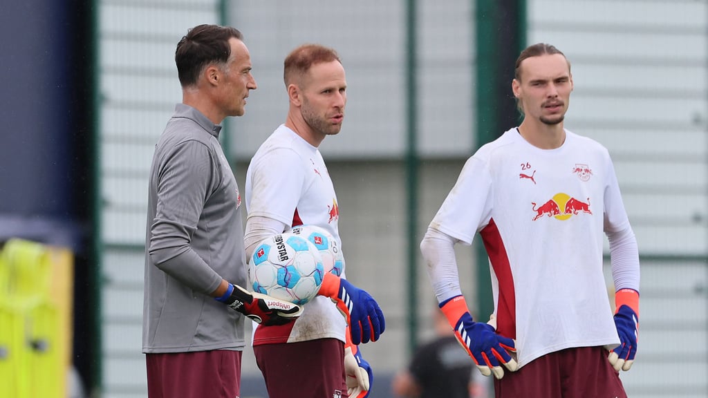 Torwarttrainer Frederik Gößling, Peter Gulacsi und Maarten Vandevoordt (v.l.n.r.) im Training von RB Leipzig.