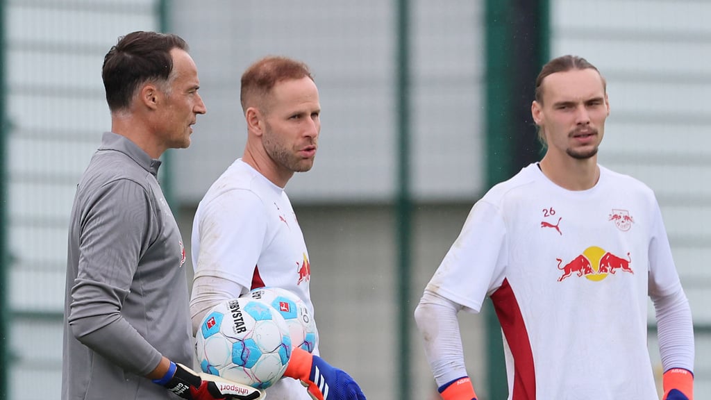 Torwarttrainer Frederik Gößling, Peter Gulacsi und Maarten Vandevoordt (v.l.n.r.) im Training von RB Leipzig.