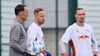 Torwarttrainer Frederik Gößling, Peter Gulacsi und Maarten Vandevoordt (v.l.n.r.) im Training von RB Leipzig.