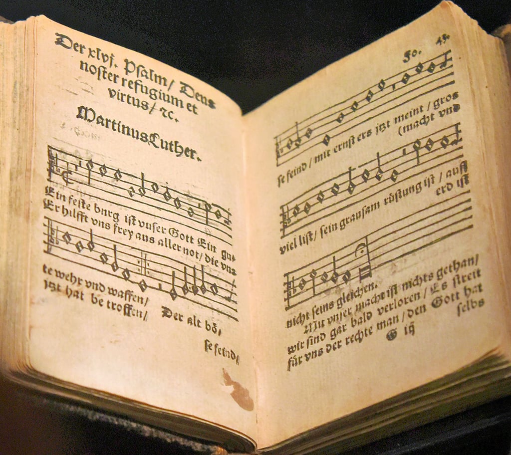 Das Gesangbuch von 1533 mit dem Luther-Choral „Ein feste Burg ist unser Gott“ liegt im Augusteum Wittenberg.