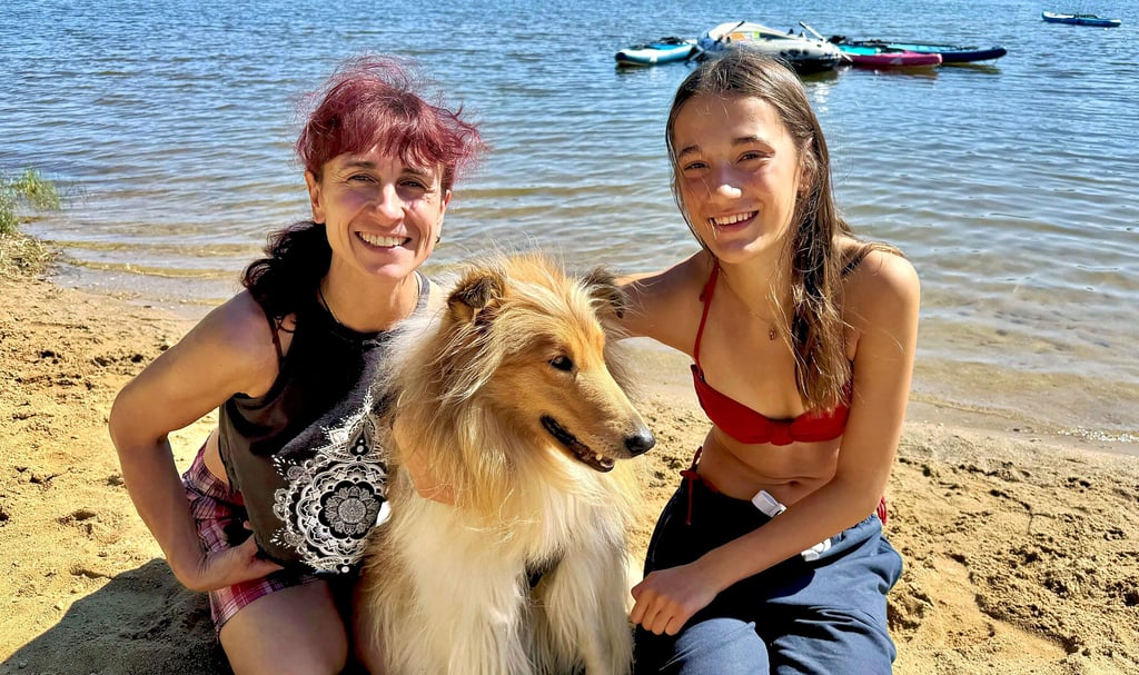 Sabine Bartholder (links) und Tochter Jasmin genießen mit Collie-Hündin „Melody“ die schöne Zeit am Hundestrand bei Dixförda.