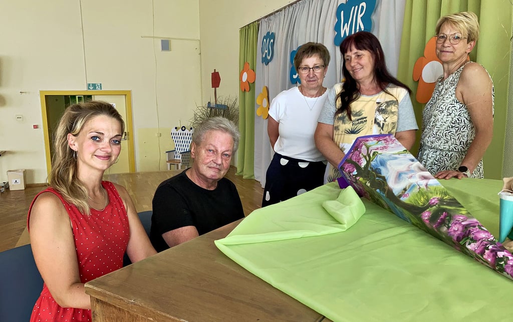 Lehrerin Christin Glöckner (l.) und Sänger Ulli Schwinge werden mit der Klasse 2b ein musikalisches Alphabet einstudieren. Vom Mus-E-Projekt begeistert sind Birgit Schlendorn, die Leiterin des Schul-, Sport- und Jugendamtes der Stadt, Projektkoordinatorin Silke Cäsar (2.v.r.) und Schulleiterin Anke Aschoff (r.).