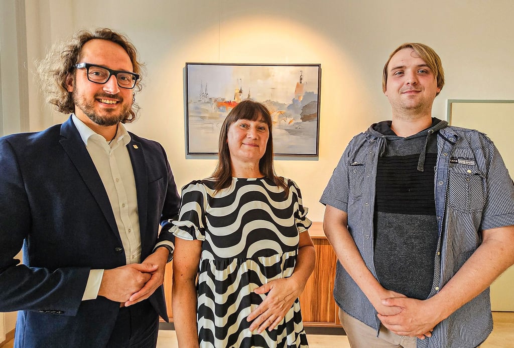 OB Müller-Bahr (l.) mit Olga Roor (M.) und Sebastian Rothe. Sie hatten einer hilflosen Person Erste Hilfe geleistet.