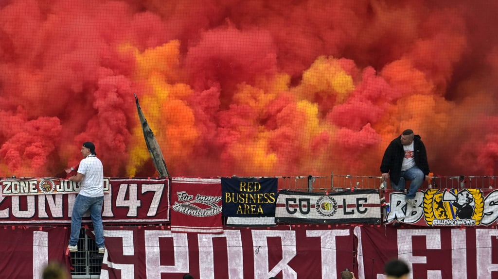 Fans von RB Leipzig zünden Pyrotechnik beim Bundesliga-Spiel gegen Eintracht Frankfurt.