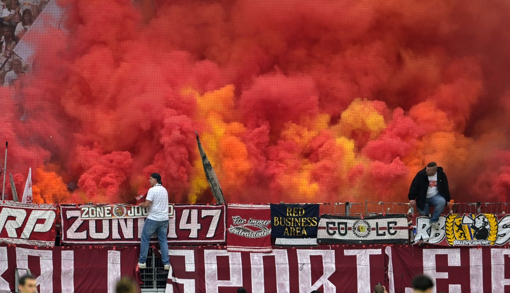 Fans von RB Leipzig zünden Pyrotechnik beim Bundesliga-Spiel gegen Eintracht Frankfurt.