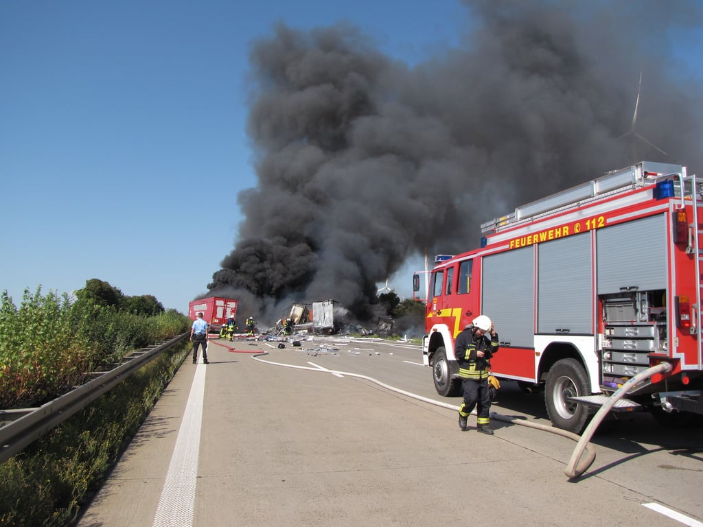 Nach dem Unfall auf der A2 zog eine riesige Rauchwolke über die Autobahn.