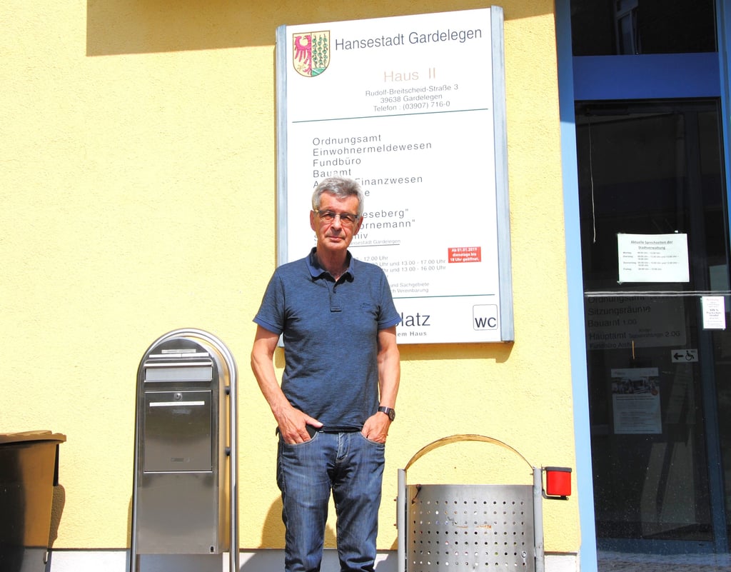 Peter Antoszewsky vor der Stadtverwaltung Gardelegens. Dort befindet sich das Büro des Behindertenbeauftragten im Ehrenamt.