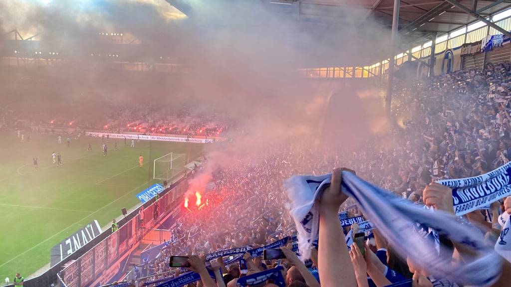 Beim Heimspiel des 1. FC Magdeburg gegen die SpVgg Greuther Fürth im Mai wurden zahlreiche Leuchtfackeln gezündet.