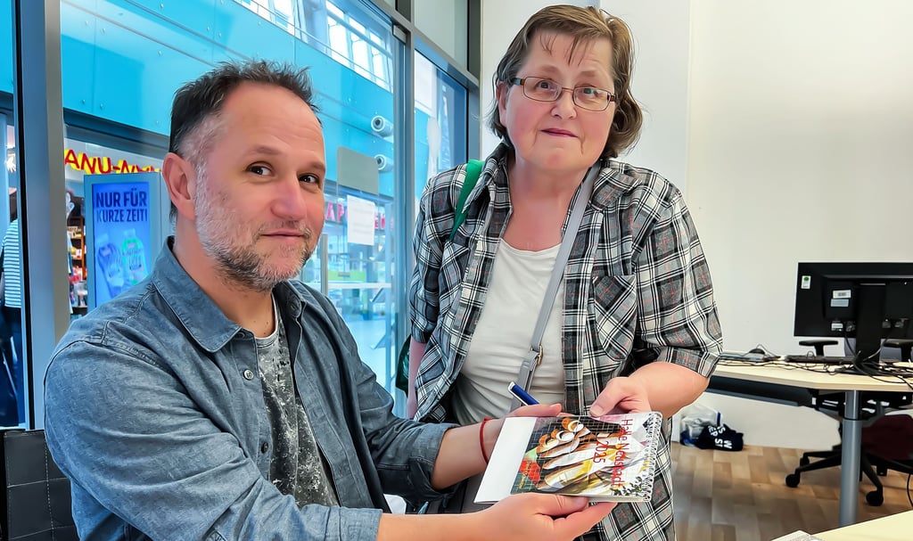 Im Gläsernen Büro: Brunhilde Kupfer ist die Erste, die den Fotokalender vom Fotografen Daniel K. Schweitzer vor der Veröffentlichung kaufen durfte.