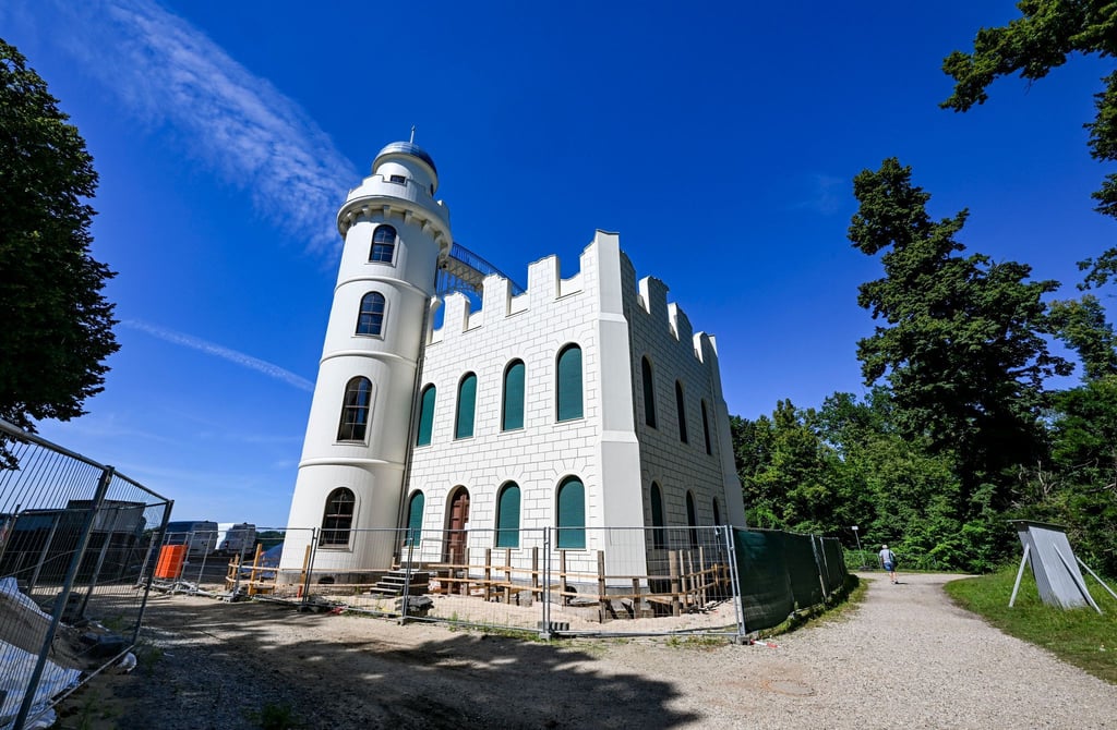 Das bei Touristen beliebte Holzschloss soll im Mai 2025 wieder öffnen.