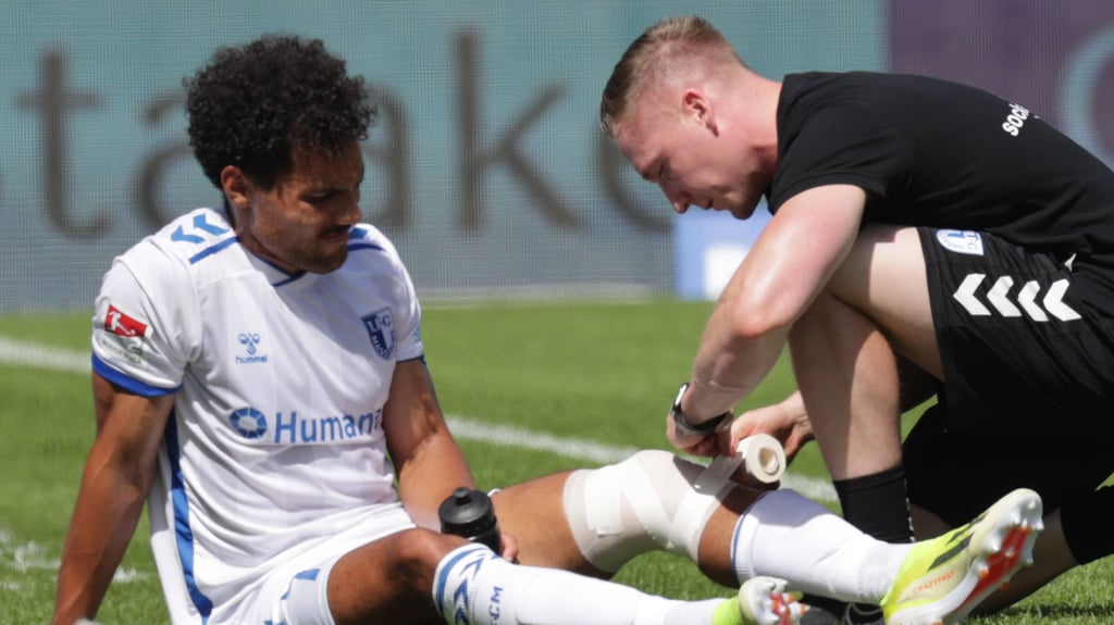 Herbert Bockhorn musste beim Spiel des 1. FC Magdeburg gegen Eintracht Braunschweig behandelt werden und brach dann ab.