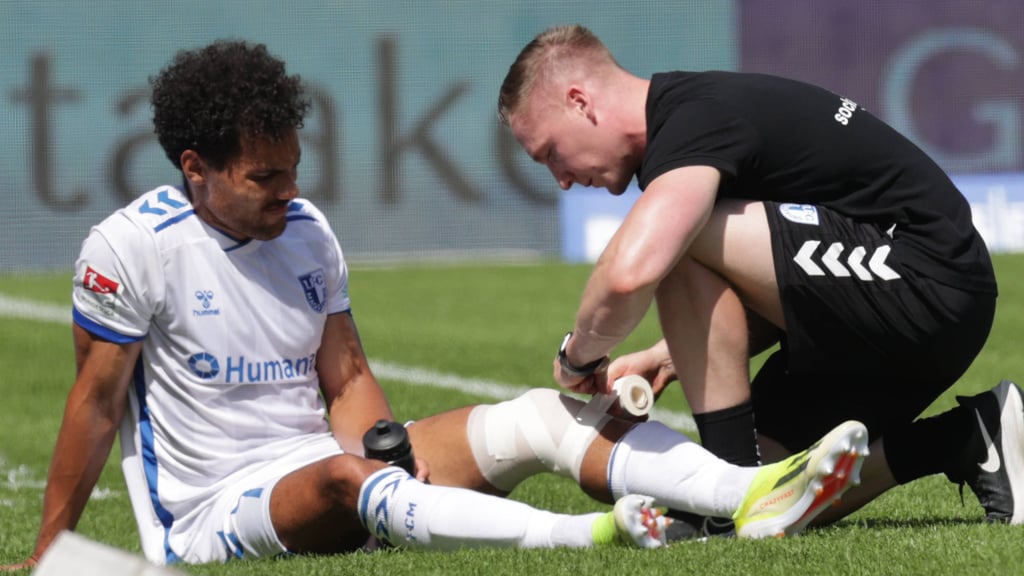 Herbert Bockhorn musste beim Spiel des 1. FC Magdeburg gegen Eintracht Braunschweig behandelt werden und brach dann ab.
