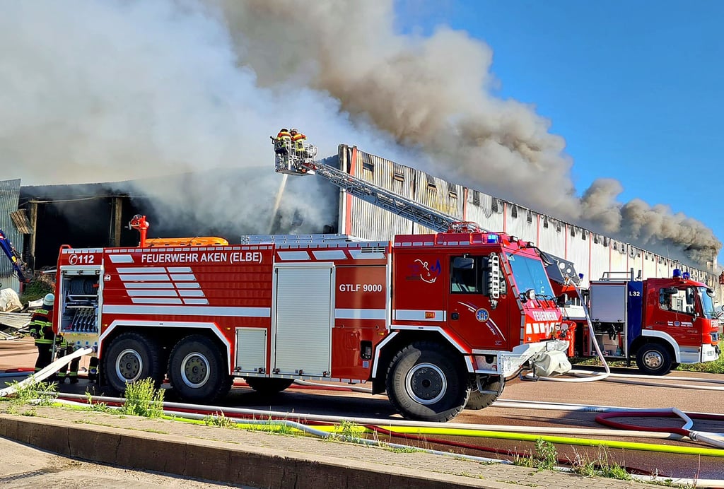 Die Freiwillige Feuerwehr Aken verfügt bereits über ein Tanklöschfahrzeug mit großem Tank für 9.000 Liter Wasser. Im Mai 2021 war es zur Unterstützung der Dessauer Kameraden beim Schlachthof-Brand im Einsatz.