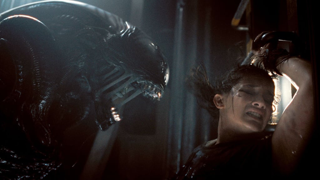 Xenomorph und Cailee Spaeny als Rain Carradine in einer Szene des Films.