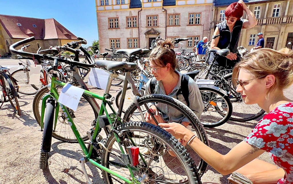 Nora Geppert (v.l.) und Paula Wendt schauen sich bei der Versteigerung um.