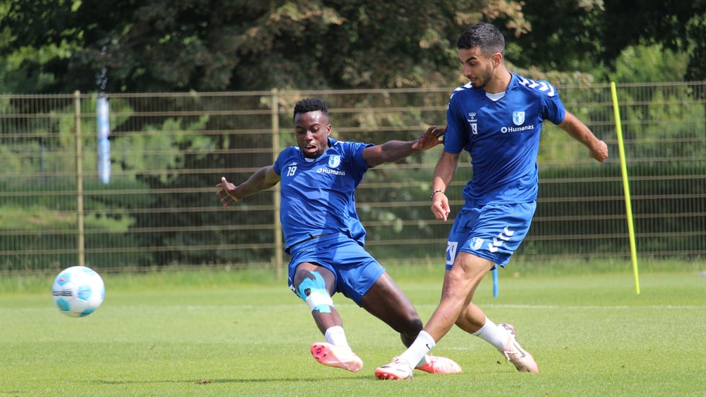 Lubambo Musonda (li.) und Livan Burcu vom 1. FC Magdeburg beim Training am Donnerstag.