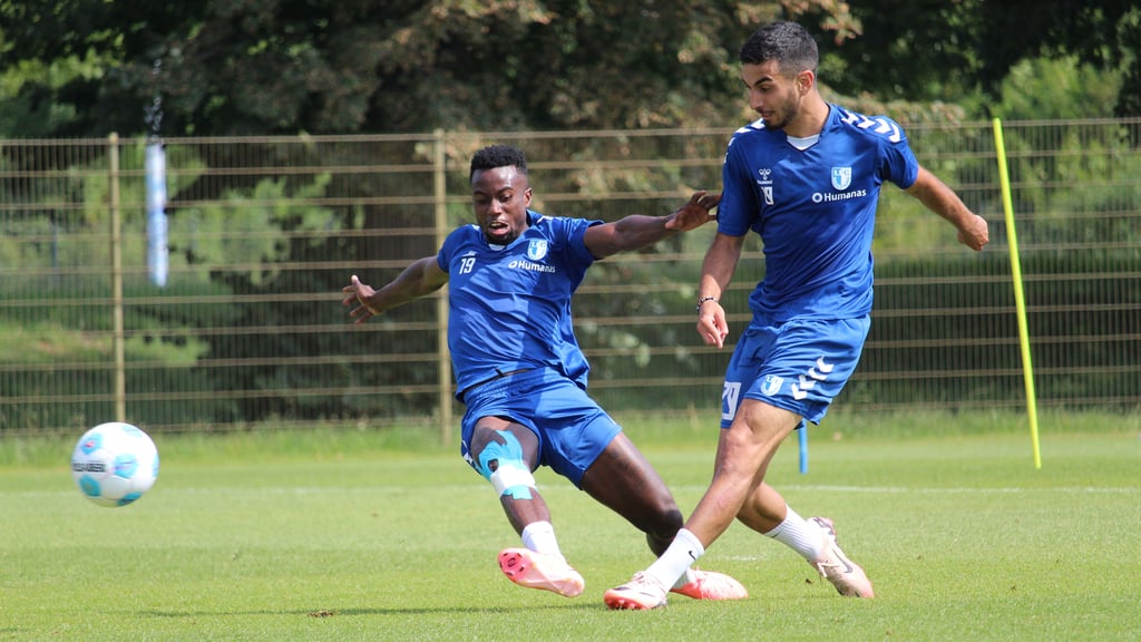 Lubambo Musonda (li.) und Livan Burcu vom 1. FC Magdeburg beim Training am Donnerstag.