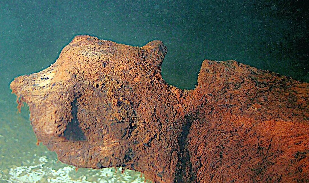 Der ursprünglich vom Kloster Arendsee genutzte und versunkene Lastenkahn auf dem Grund des Arendsees.