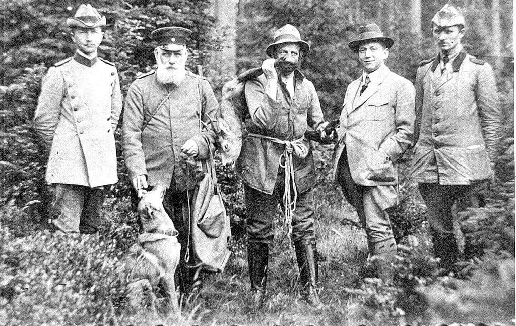 Eine für den Fotografen nachgestellte Wildererszene mit Forst- und Polizeibeamten um 1930 in Benneckenstein.