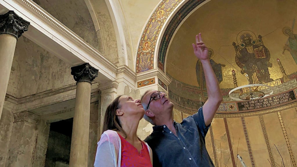 Christine Nagel und Dietrich Eichmann im Mausoleum des Dessauer Tierparks. Inschriften in der Kuppel gaben die Inspiration für das Vokaltheater, das am 24. August seine Premiere feiert.