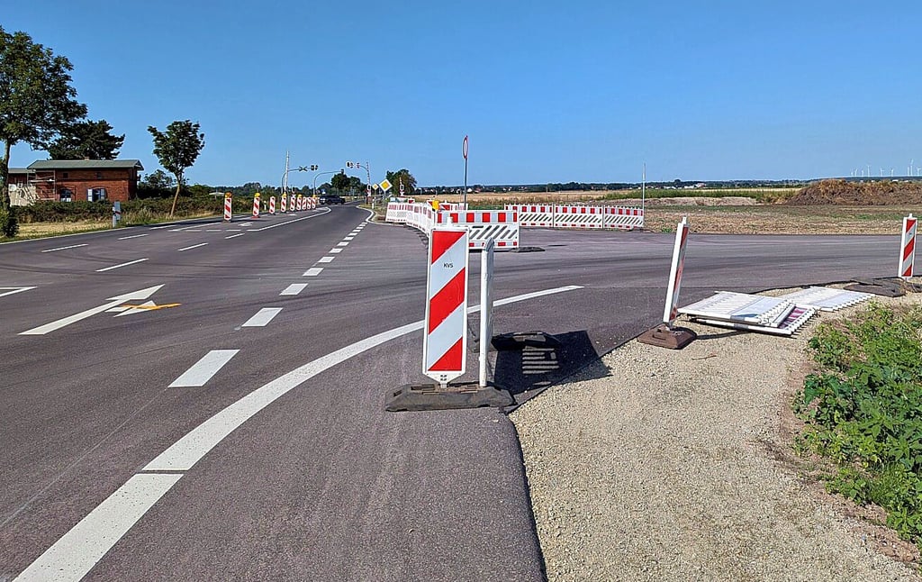 Noch ist das Linksabbiegen von der Bundesstraße 1 in Richtung Gewerbegebiet Königsborn nicht möglich. Bis November soll die neue Straße fertiggestellt sein. Dann geht es hier auch nach Woltersdorf.
