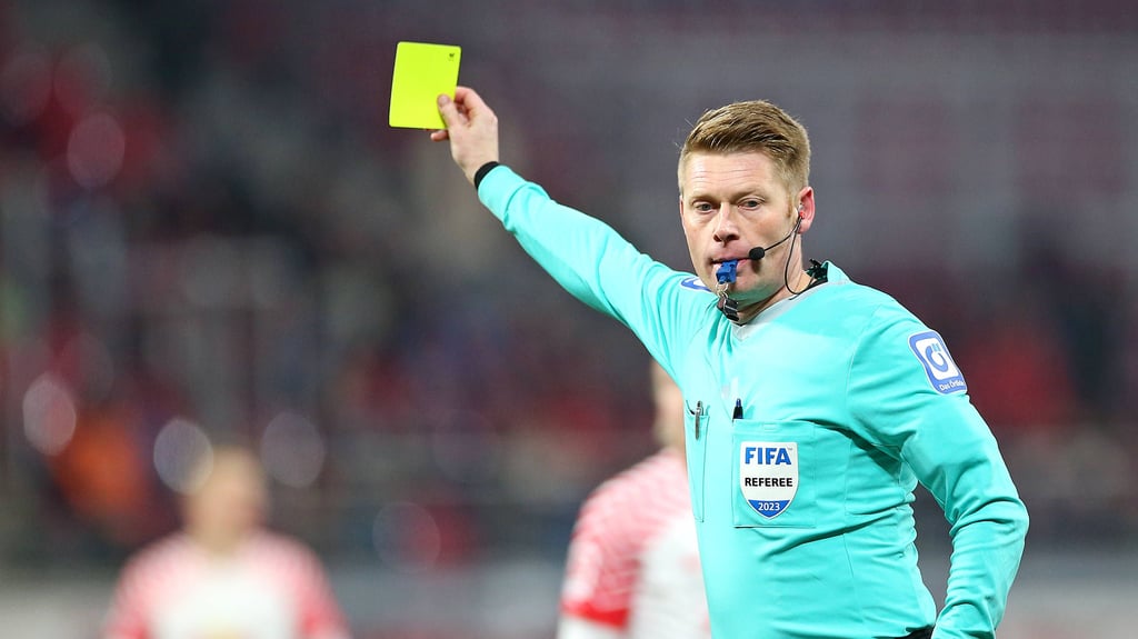 Schiedsrichter Christian Dingert wird das DFB-Pokalspiel zwischen Rot-Weiss Essen und RB Leipzig am Samstag leiten.