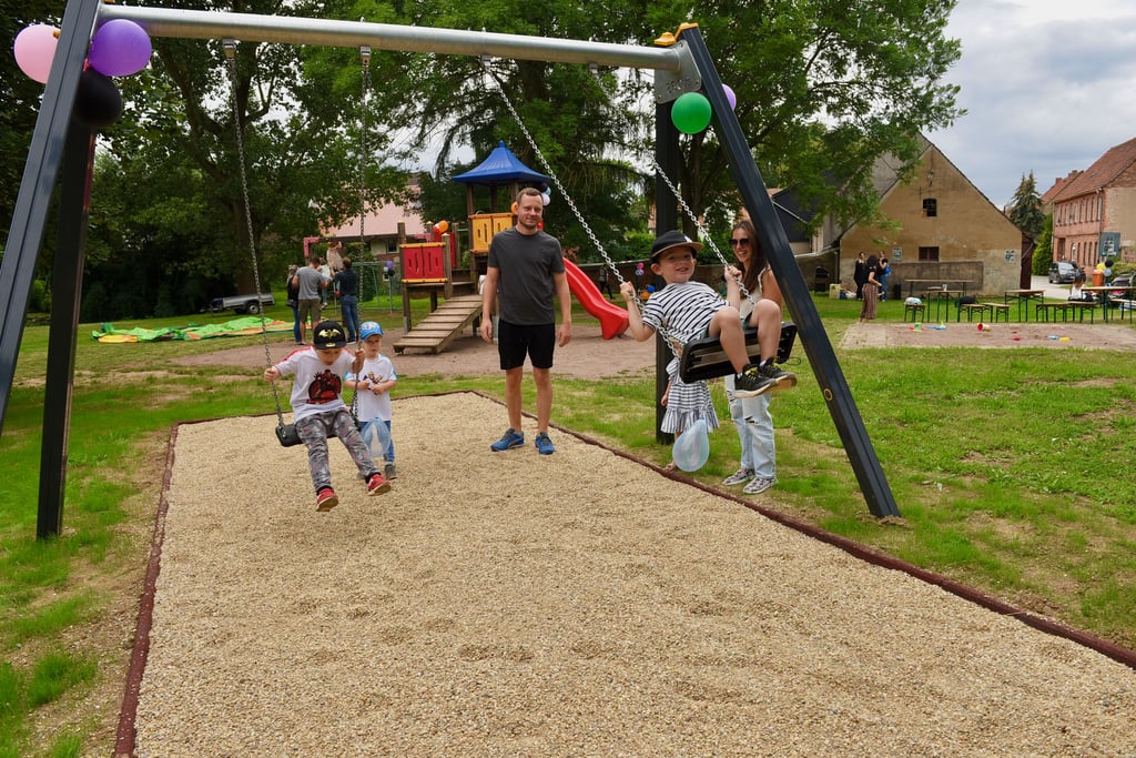 Zum 1. Spielplatzfest kamen zahlreiche Kinder mit ihren Eltern auf den Spielplatz im Zentrum von Annarode. Organisiert wurde die Veranstaltung von der Kita und der Pfingstgesellschaft Annarode. Auch neue Spielgeräte konnten eingeweiht werden.