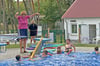 Die ehemalige Schwimmerin Angela Franke beim Schwimmlager in Möckern. 