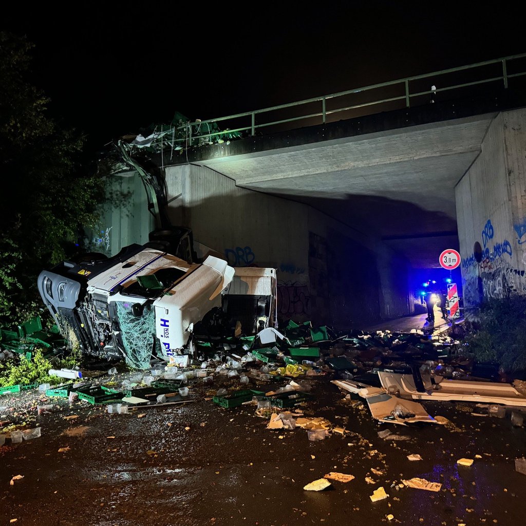 Bad Oeynhausen: Ein Lastwagenfahrer ist auf der Autobahn 2 Richtung Hannover im Landkreis Minden-Lübbecke mit seiner Zugmaschine von einer Brücke auf eine darunterliegende Straße gestürzt und hat sich schwer verletzt.