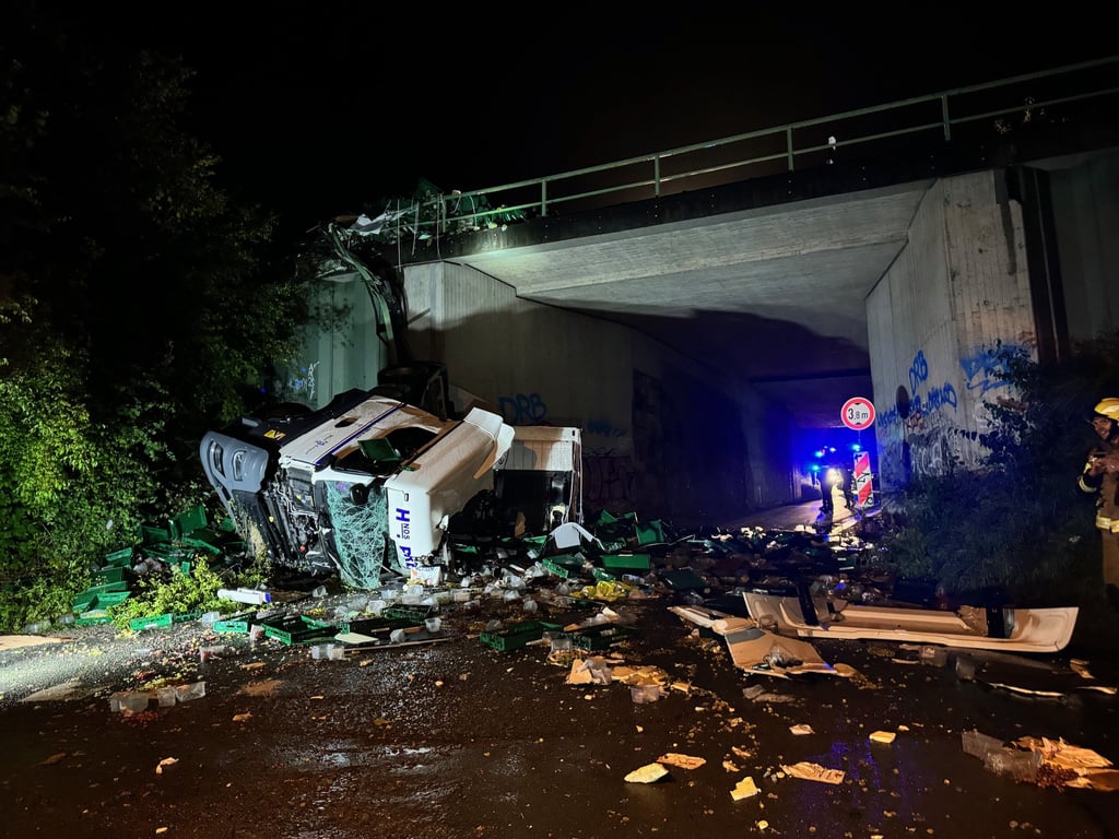 Bad Oeynhausen: Ein Lastwagenfahrer ist auf der Autobahn 2 Richtung Hannover im Landkreis Minden-Lübbecke mit seiner Zugmaschine von einer Brücke auf eine darunterliegende Straße gestürzt und hat sich schwer verletzt.