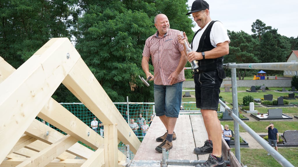 Ralf Ganzer (l.), Bürgermeister von Colbitz und Lindhorst, schlug den letzten Nagel in den Dachstuhl der neuen Trauerhalle ein.