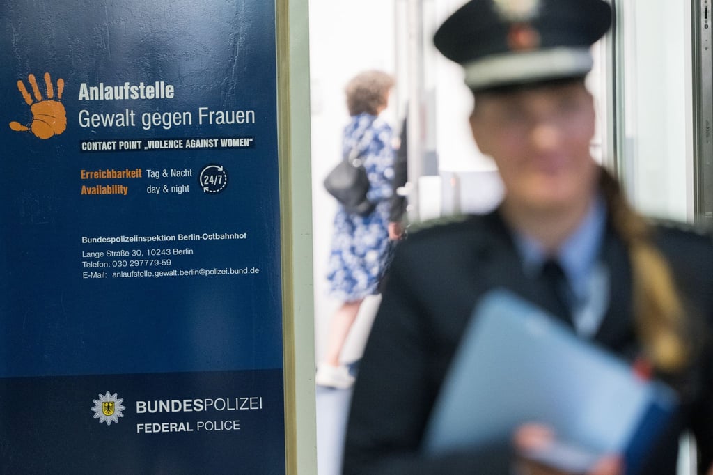 Die Polizeibeamtinnen, die am Berliner Ostbahnhof künftig für Frauen da sind, die Opfer häuslicher Gewalt wurden, haben sich freiwillig für diese Aufgabe gemeldet.