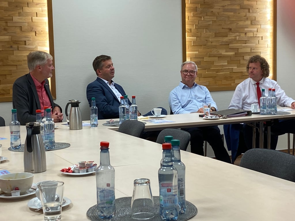 Sachsen Anhalts Wirtschaftsminister Sven Schulze war zu Besuch bei Firma Zehm in Burg und Ewert in Genthin.