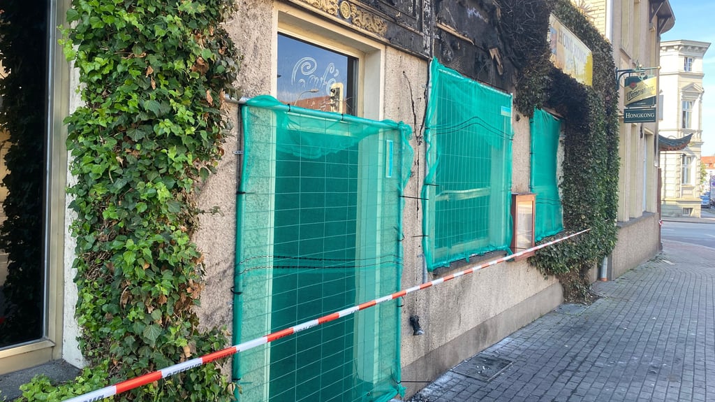 Tür und Fenster des ehemaligen Restaurants "Hong Kong" in Stendal sind vergittert. Das Lokal ist Anfang August ausgebrannt.