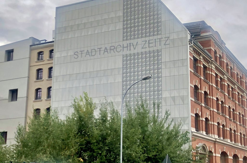 Das ehemalige Zekiwa-Produktionsgebäude grüßt bereits äußerlich als Stadtarchiv Zeitz.