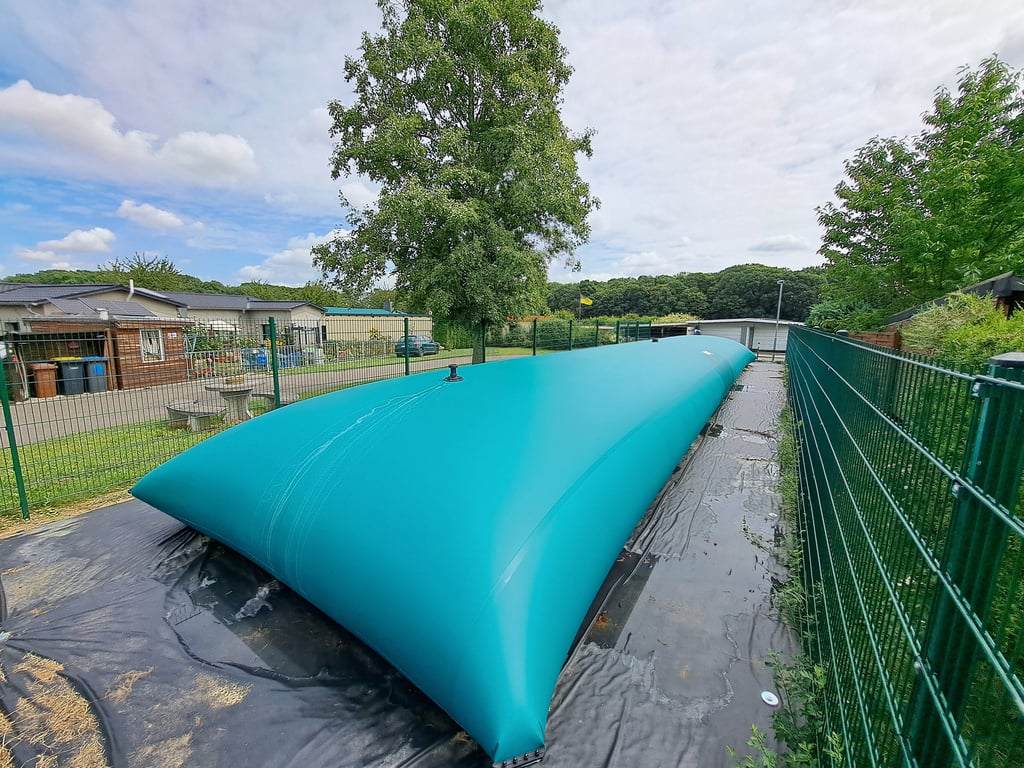 Das Löschwasser-Kissen in Poserna-Siedlung macht den Menschen Angst. Lützen Feuerwehr Poserna Löschkissen Midewa