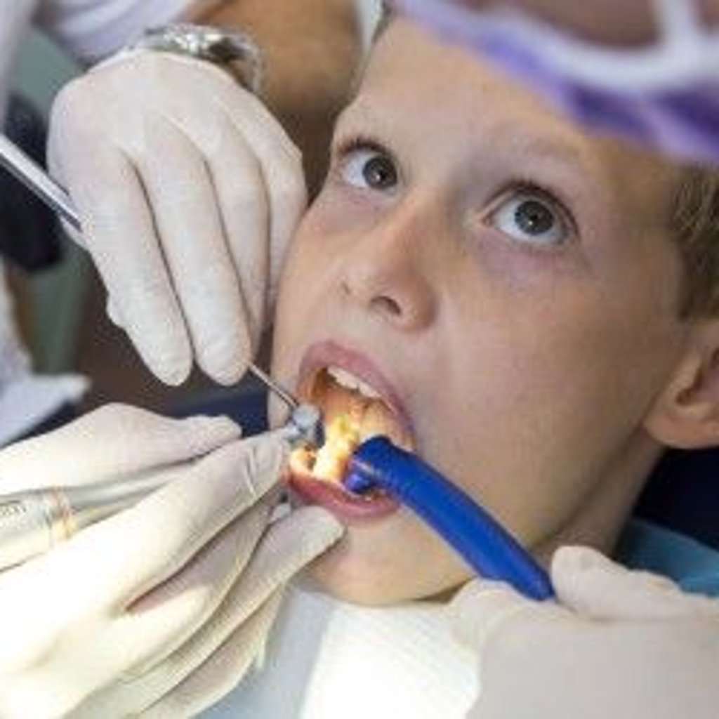 Kinder sollten früh an den Gang zum Zahnarzt gewöhnt werden. So bleiben die Zähne nicht nur gesund, auch für das Kind wird es so etwas ganz Normales.