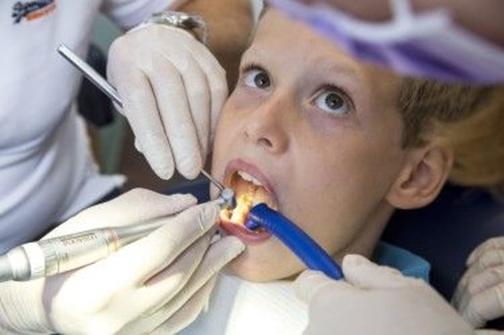 Kinder sollten früh an den Gang zum Zahnarzt gewöhnt werden. So bleiben die Zähne nicht nur gesund, auch für das Kind wird es so etwas ganz Normales.